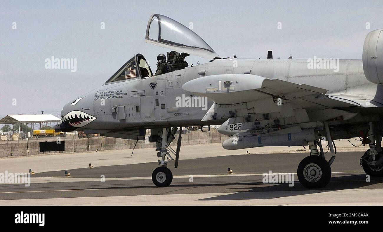 Captain Kevin Eilers, ein A-10-Warthog-Pilot der 75. Kampfgeschwader bei Pope AFB, North Carolina, fährt sein Flugzeug auf einer Landebahn nach einer nahen Luftstützungsmission, die er absolvierte. Desert Rescue IX ist die erste Such- und Rettungsübung (SAR), an der Mitarbeiter der Marine, der Armee, der Luftwaffe und des Marines beteiligt sind. Sie wird an den Bergen der Fallon Naval Air Station, Nevada, durchgeführt. Betreff Operation/Serie: DESERT RESCUE IX Base: Naval Air Station, Fallon State: Nevada (NV) Country: United States of America (USA) Scene Major Command gezeigt: AMC Stockfoto