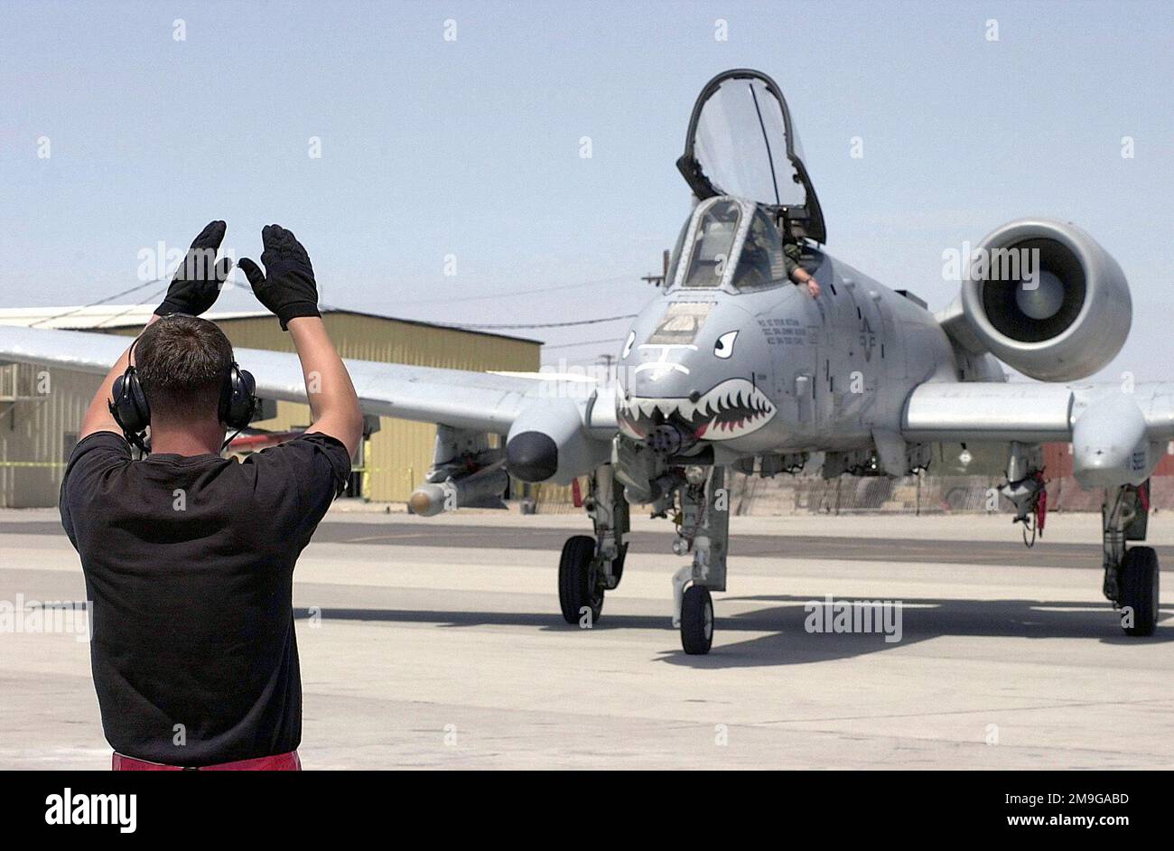 An DER ÜBUNG DESERT RESCUE IX teilgenommen, WAR AIRMAN First Class Adam McNallen ein Crewchef der 75. Kampfstaffel bei Pope AFB, North Carolina, Marshals bei Captain Kevin Eilers, ein A-10-Pilot der 75. Kampfstaffel. AIRMAN McNallen stammt ursprünglich aus East Brady, Pennsylvania. Desert Rescue IX ist die erste Such- und Rettungsübung (SAR), an der Mitarbeiter der Marine, der Armee, der Luftwaffe und des Marines beteiligt sind. Sie wird an den Bergen der Fallon Naval Air Station, Nevada, durchgeführt. Betrifft Operation/Serie: WÜSTENRETTUNG IX Basis: Marineflugstation, Fallon Bundesstaat: Nevada (NV) Land: United Stat Stockfoto