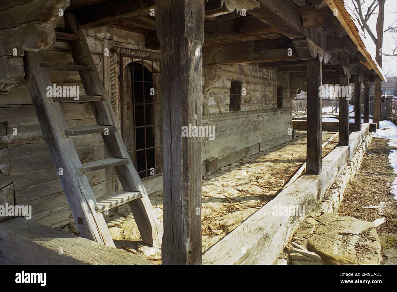 Salaj County, Rumänien, ca. 1999. Außenansicht der hölzernen Kirche in Sânpetru Almașului, einem historischen Monument aus dem Jahr 1795. Stockfoto