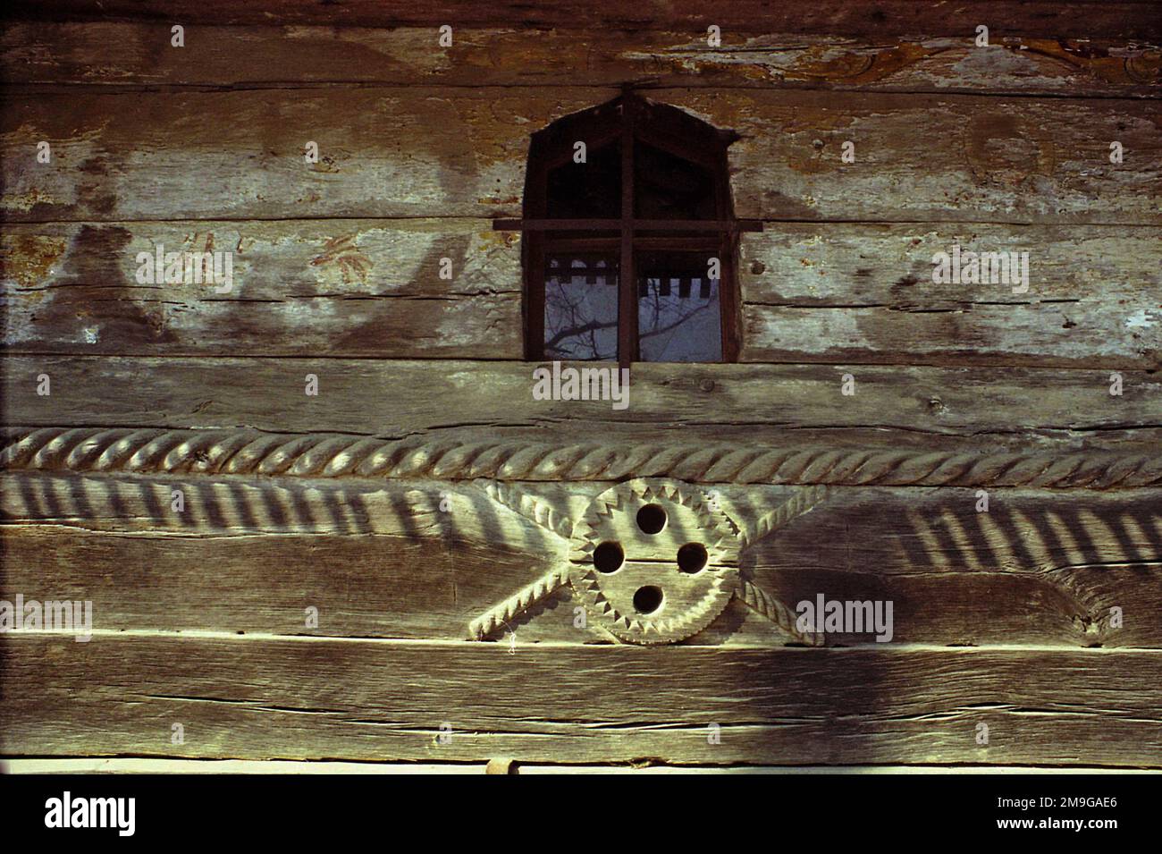 Salaj County, Rumänien, ca. 1999. Außenansicht der hölzernen Kirche in Sânpetru Almașului, einem historischen Monument aus dem Jahr 1795. Ein geschnitztes Seil schmückt die Struktur. Stockfoto