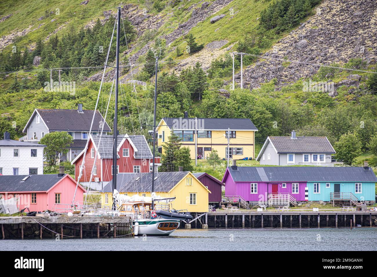 Farbenfrohe Häuser in Ballstad Village, Lofoten Inseln, Nordland, Norwegen Stockfoto