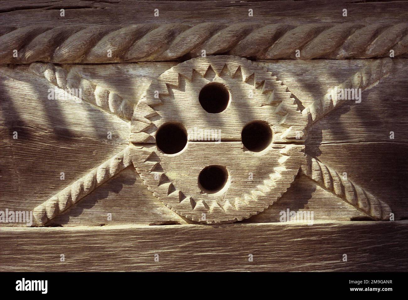 Salaj County, Rumänien, ca. 1999. Außenansicht der hölzernen Kirche in Sânpetru Almașului, einem historischen Monument aus dem Jahr 1795. Nahaufnahme eines geformten Motivs. Stockfoto