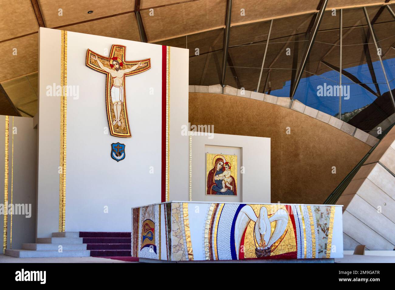 Innenaufnahme des Heiligtums des Heiligen Pio von Pietrelcina mit Altar und Jesus Christus am Kreuz, San Giovanni Rotondo, Apulien, Italien Stockfoto