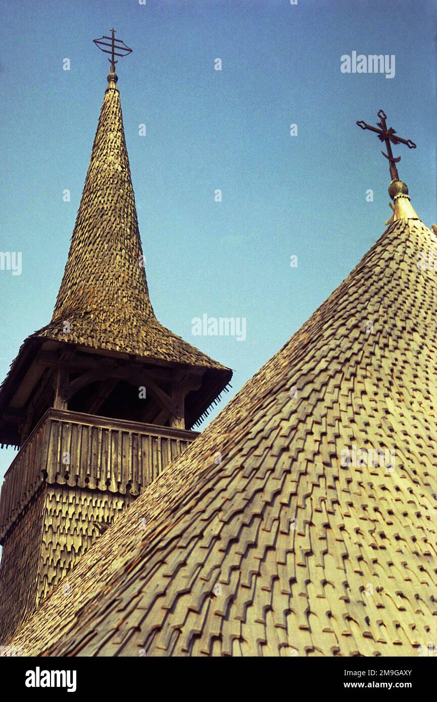 Salaj County, Rumänien, ca. 1999. Das hölzerne Dach der Kirche in Sânpetru Almașului, ein historisches Denkmal aus dem Jahr 1795. Stockfoto
