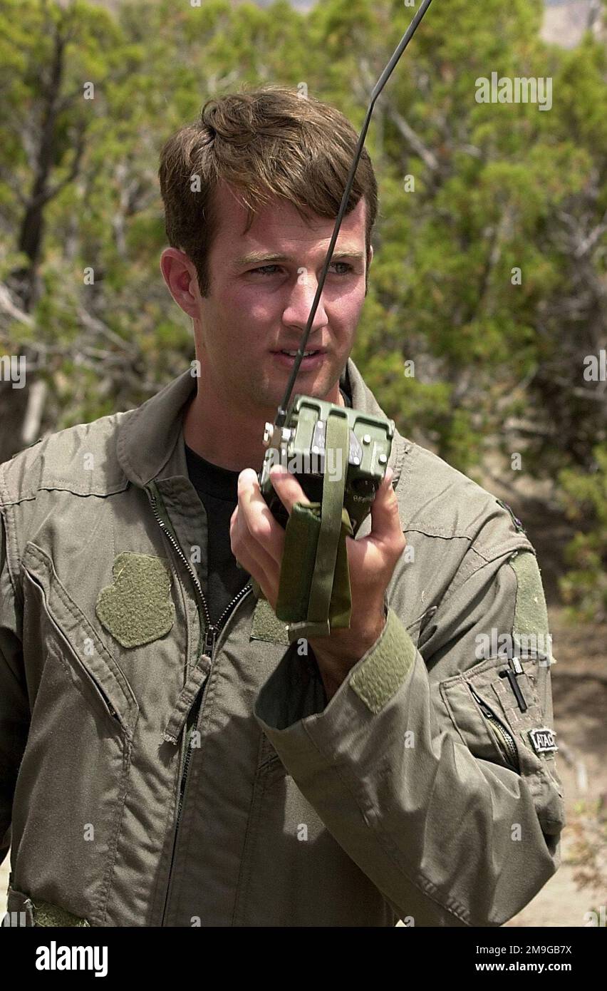 Captain Shannon Doyle, ein A-10 Thunderbolt II-Pilot für die 75. Kampfgeschwader bei Pope AFB, North Carolina, kommuniziert mit F-18D Hornet-Flugzeugpersonal über ein PRC-112-Überlebensfunkgerät. Dies geschah während eines kombinierten Such- und Rettungsszenarios (Combined Search and Rescue, CSAR) für DIE WÜSTENRETTUNG IX Captain Doyle ist ursprünglich aus Houston, Texas. Desert Rescue ist die erste Such- und Rettungsübung (SAR), an der Mitarbeiter der Marine, der Armee, der Luftwaffe und des Marines beteiligt sind. Sie wird an den Bergen der Fallon Naval Air Station, Nevada, durchgeführt. Einsatzgebiet WÜSTENRETTUNG IX Basis Marineflugstation Fallon Staat: Stockfoto