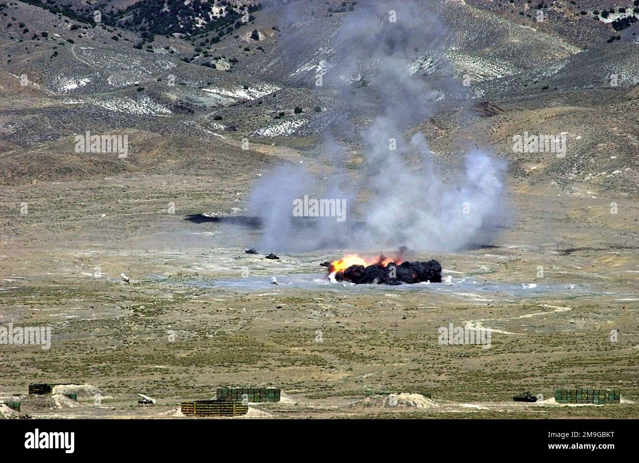 Eine F-18D Hornet trifft ein simuliertes Ziel auf Bereich B-17 während eines Teils DER WÜSTENRETTUNG IX Übung. Desert Rescue ist die erste Such- und Rettungsübung (SAR), an der Mitarbeiter der Marine, der Armee, der Luftwaffe und des Marines beteiligt sind. Sie wird an den Bergen der Fallon Naval Air Station, Nevada, durchgeführt. Betreff Operation/Serie: DESERT RESCUE IX Base: Naval Air Station, Fallon Bundesstaat: Nevada (NV) Land: Vereinigte Staaten von Amerika (USA) Stockfoto