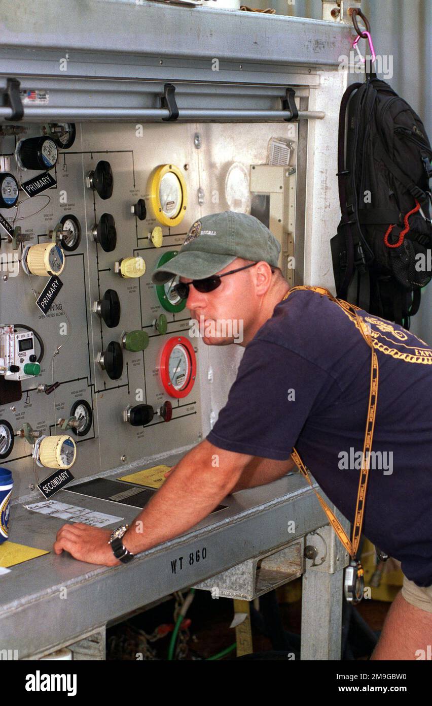 010629-N-5329L-001. Basis: Mason-Gulf Derrick Barge Wotan Stockfoto