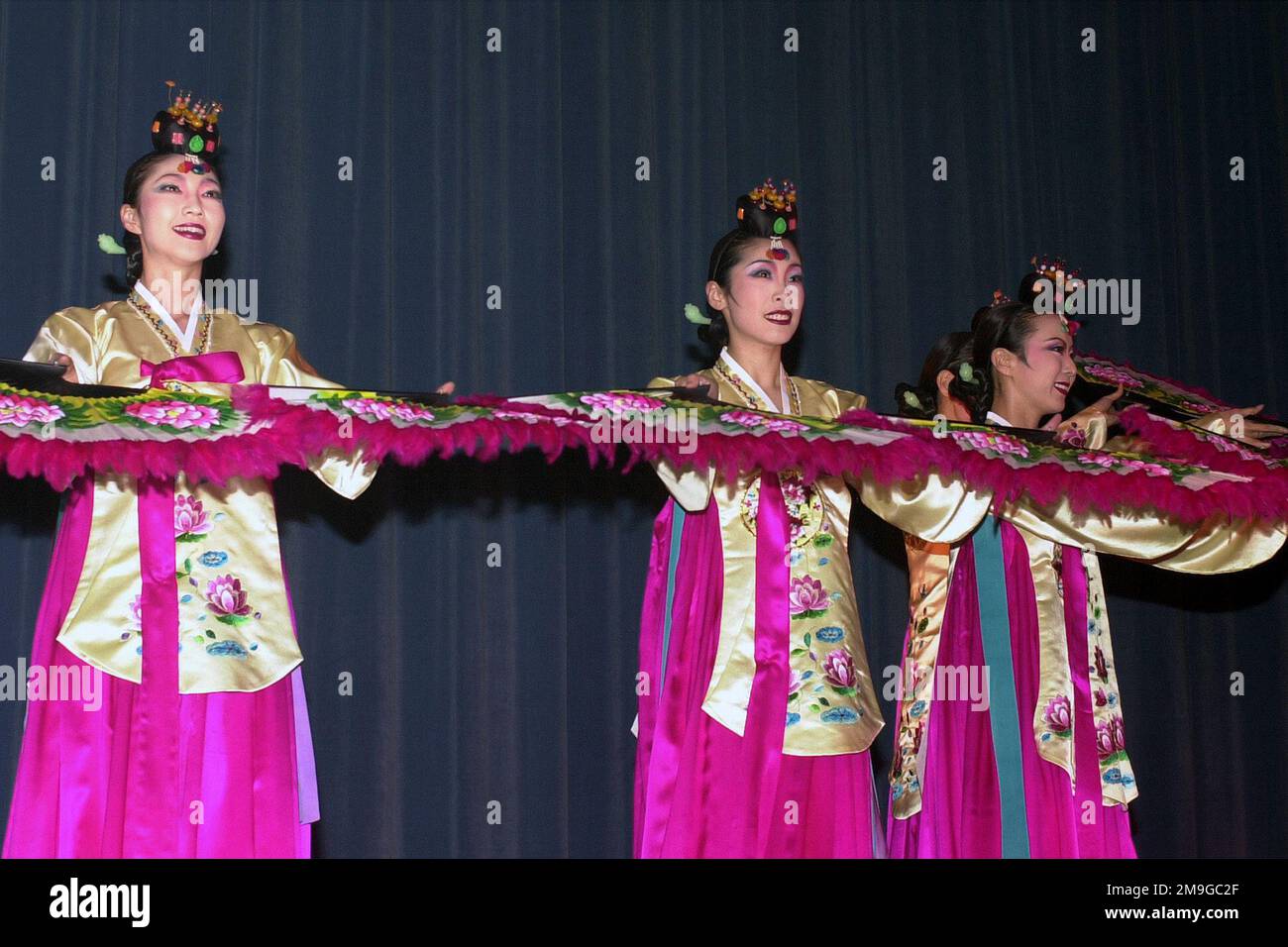 In Kombination mit dem amerikanischen Unabhängigkeitstag und dem 40. Jahrestag des Luftwaffenkommandos der Republik Korea trat die Seoul Performing Arts Company für die Osan Air Base Community in der Republik Südkorea auf. Die Show umfasste Fantänze, traditionelle Tänze, Schlaginstrumente, Musicals und vieles mehr. Mit Unterstützung des Ministeriums für Kultur und Tourismus hat die Seoul Performing Arts Company eine aktive Rolle dabei gespielt, die Einzigartigkeit der koreanischen Kultur und Kunst in den Rest der Welt zu bringen. Die Gruppe wurde 1986 gegründet und hat bereits mehr als 800 Auftritte für eine audie abgehalten Stockfoto