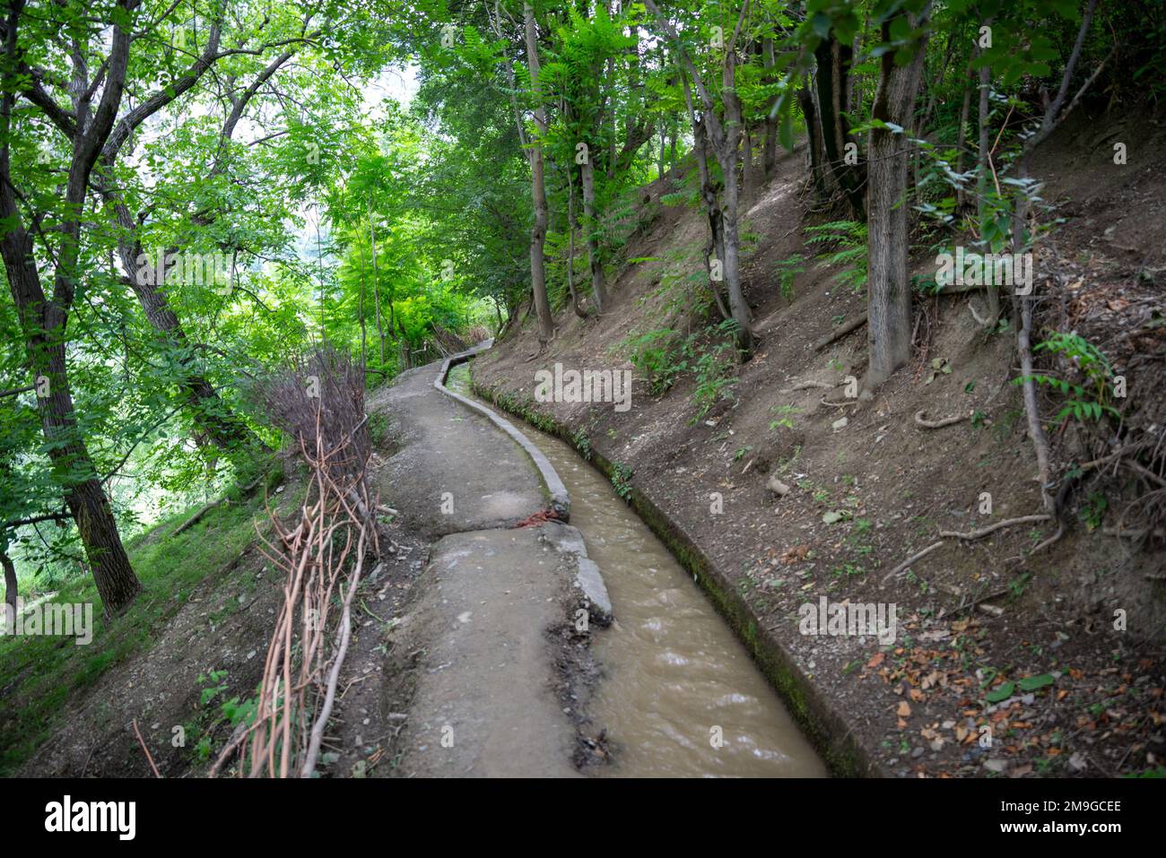 Kanal des Bewässerungssystems, Bumburet Valley, Pakistan Stockfoto