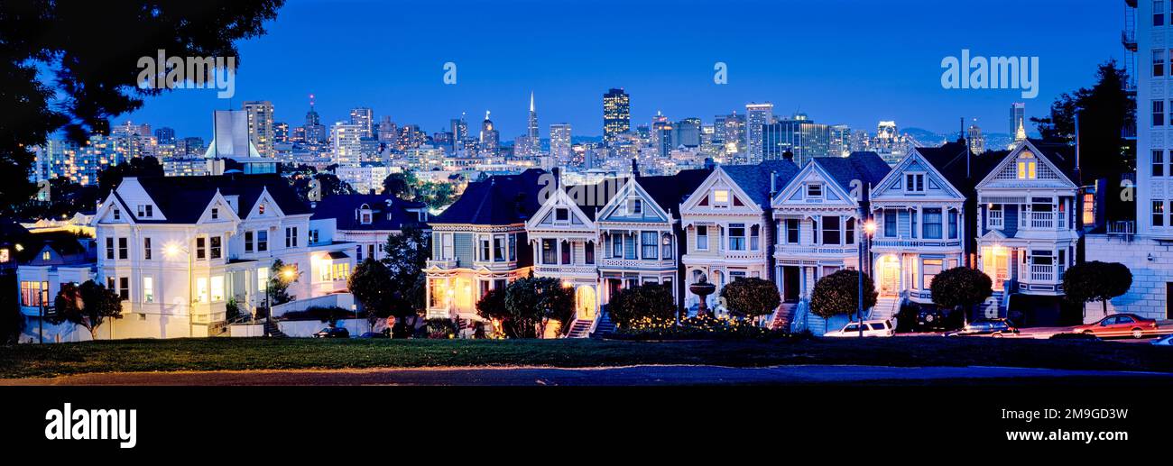 Maler Ladies Houses at Night, Alamo Square, San Francisco, Kalifornien, USA Stockfoto