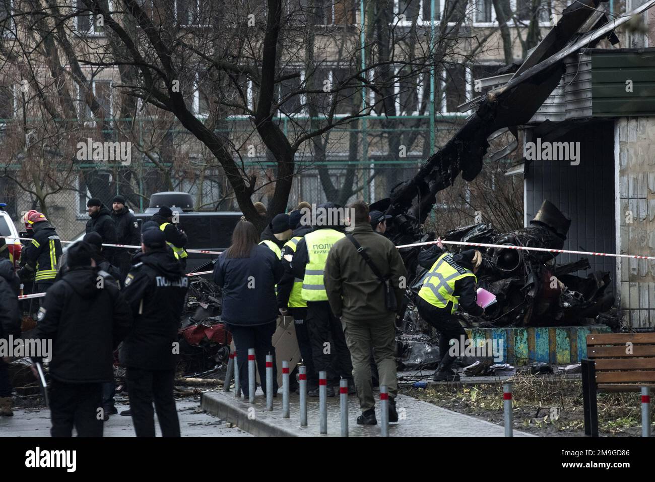 Kiew, Ukraine. 18. Januar 2023. Feuerwehrleute und Sicherheitsleute arbeiten an dem Ort, an dem am Mittwoch, dem 18. Januar 2023, ein Hubschrauber in der Region Brovary, Ukraineâs Kiew, abstürzte. Hubschrauberabsturz tötet 18 einschließlich des ukrainischen Innenministers, des ersten stellvertretenden Ministers, des Staatssekretärs und drei Kindern, 25 Menschen wurden verletzt, darunter 10 Kinder, sagten medizinische Quellen. Foto: Vladyslav Musiienko /UPI Kredit: UPI/Alamy Live News Stockfoto