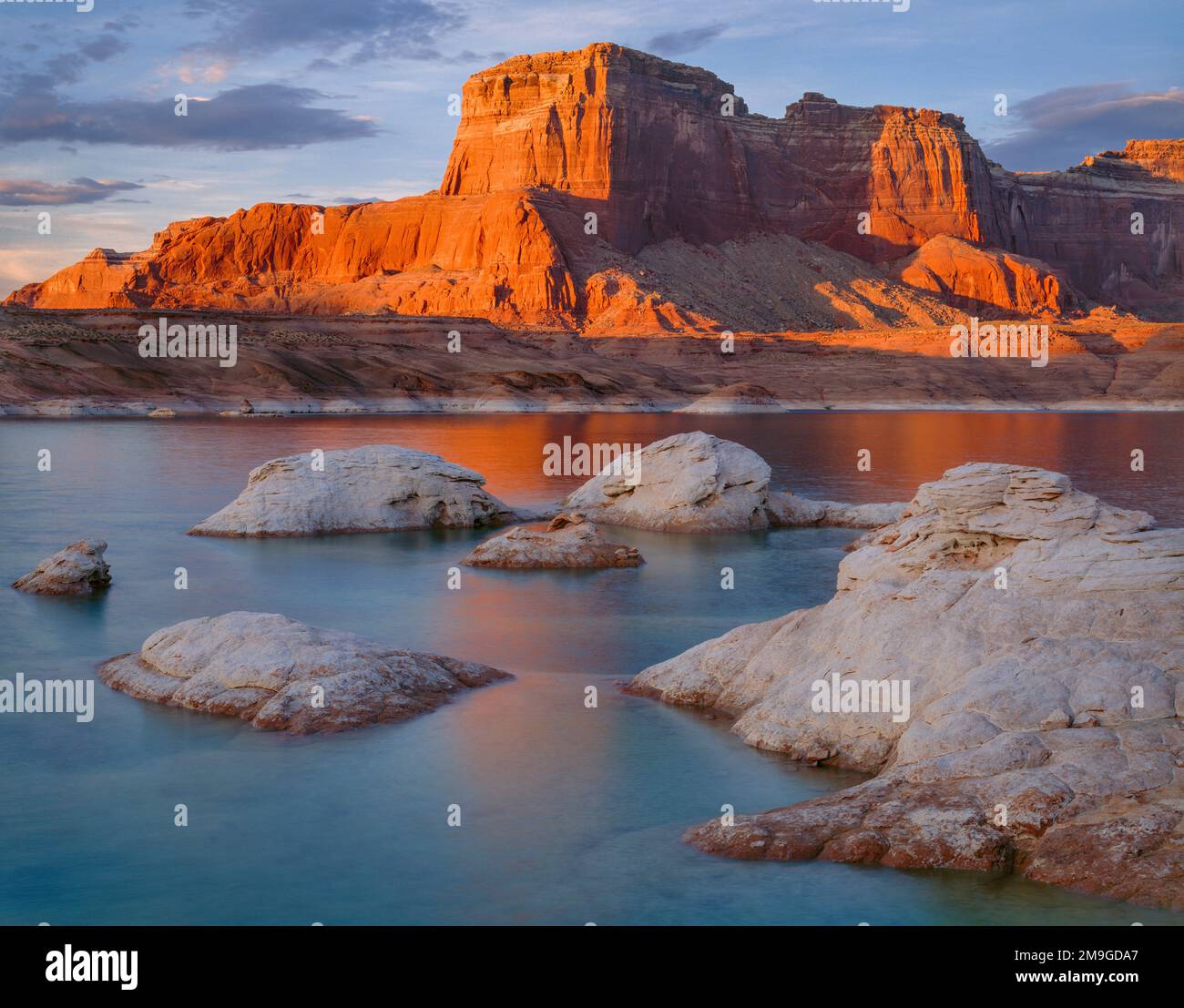 Gregory Butte und Lake Powell bei Sonnenuntergang, Glen Canyon National Recreation Area, Arizona, USA Stockfoto