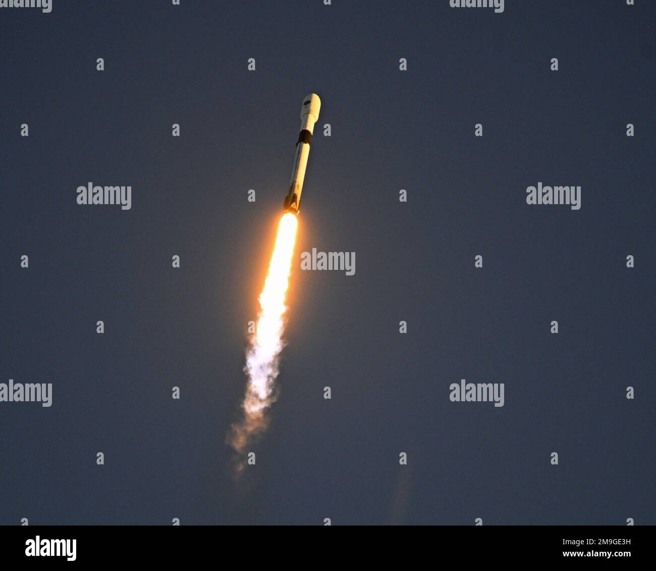 Cape Canaveral, Florida, USA. 18. Januar 2023. Ein SpaceX Falcon startet um 7:24 UHR aus Komplex 40A an der Cape Canaveral Space Force Station, Florida, am Mittwoch, den 18. Januar 2023. Das Fahrzeug verstärkt einen Lockheed Martin GPS3 globalen Navigationssatelliten für die US Space Force. Foto: Joe Marino/UPI Credit: UPI/Alamy Live News Stockfoto
