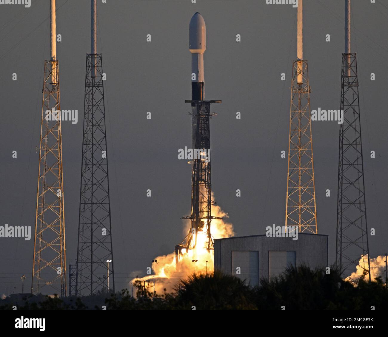 Cape Canaveral, Florida, USA. 18. Januar 2023. Ein SpaceX Falcon startet um 7:24 UHR aus Komplex 40A an der Cape Canaveral Space Force Station, Florida, am Mittwoch, den 18. Januar 2023. Das Fahrzeug verstärkt einen Lockheed Martin GPS3 globalen Navigationssatelliten für die US Space Force. Foto: Joe Marino/UPI Credit: UPI/Alamy Live News Stockfoto