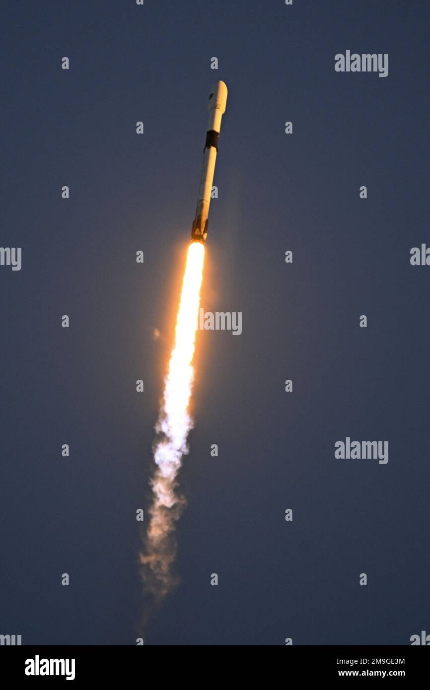 Cape Canaveral, Florida, USA. 18. Januar 2023. Ein SpaceX Falcon startet um 7:24 UHR aus Komplex 40A an der Cape Canaveral Space Force Station, Florida, am Mittwoch, den 18. Januar 2023. Das Fahrzeug verstärkt einen Lockheed Martin GPS3 globalen Navigationssatelliten für die US Space Force. Foto: Joe Marino/UPI Credit: UPI/Alamy Live News Stockfoto