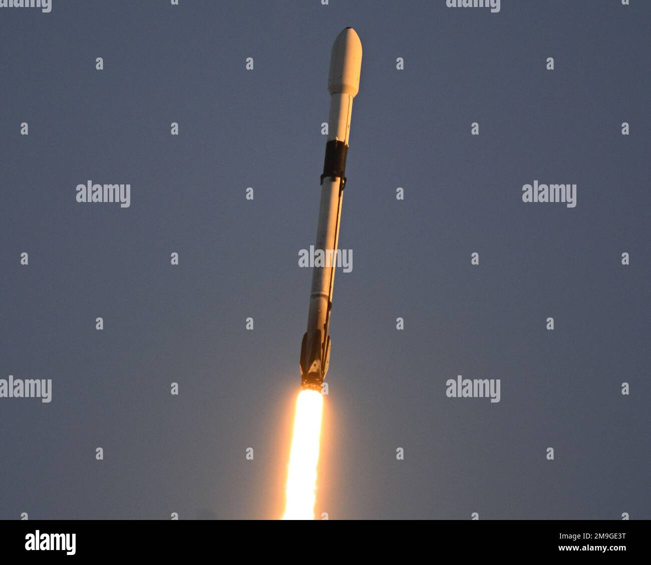 Cape Canaveral, Florida, USA. 18. Januar 2023. Ein SpaceX Falcon startet um 7:24 UHR aus Komplex 40A an der Cape Canaveral Space Force Station, Florida, am Mittwoch, den 18. Januar 2023. Das Fahrzeug verstärkt einen Lockheed Martin GPS3 globalen Navigationssatelliten für die US Space Force. Foto: Joe Marino/UPI Credit: UPI/Alamy Live News Stockfoto