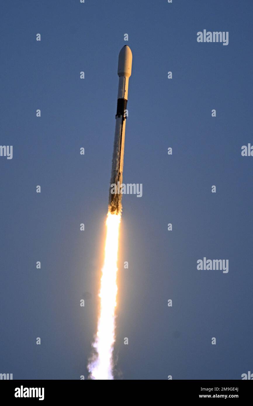 Cape Canaveral, Florida, USA. 18. Januar 2023. Ein SpaceX Falcon startet um 7:24 UHR aus Komplex 40A an der Cape Canaveral Space Force Station, Florida, am Mittwoch, den 18. Januar 2023. Das Fahrzeug verstärkt einen Lockheed Martin GPS3 globalen Navigationssatelliten für die US Space Force. Foto: Joe Marino/UPI Credit: UPI/Alamy Live News Stockfoto