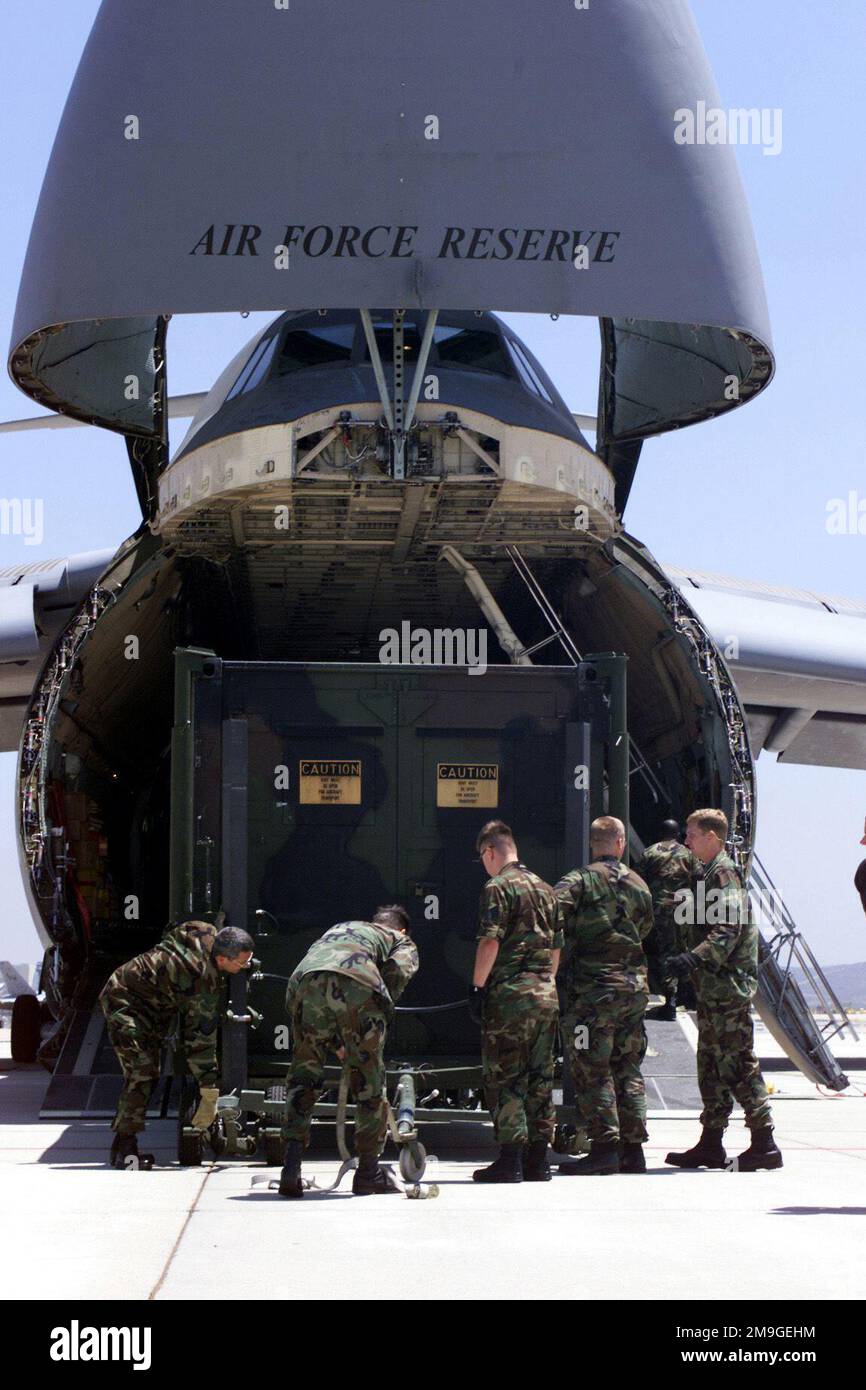 010801-F-9631D-007. Betreff Operation/Serie: PATRIOT HOOK Base: March Air Reserve Base Staat: Kalifornien (CA) Land: Vereinigte Staaten von Amerika (USA) Stockfoto