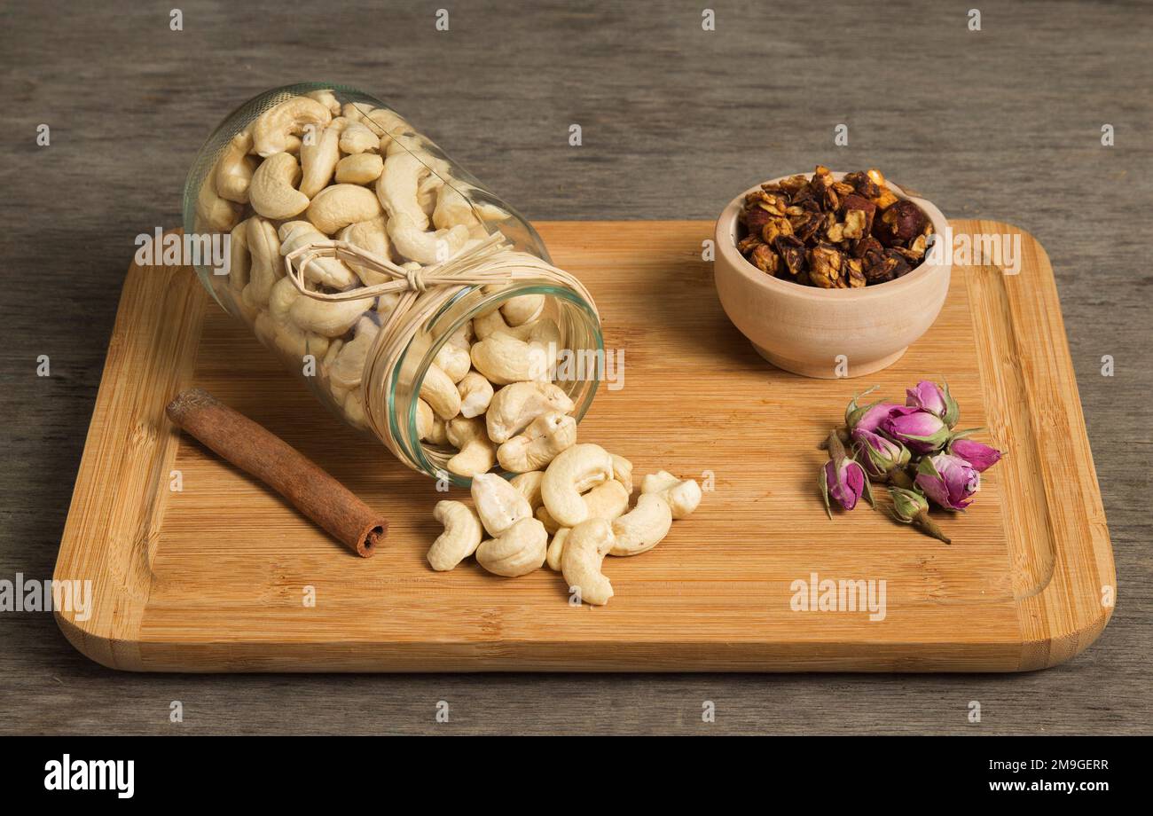 Aus dem Glas sind Kaschu-Nüsse verschüttet Stockfoto