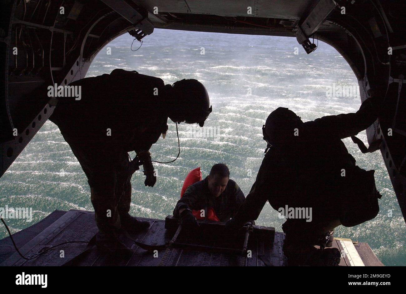 Die MH-47E Chinooks-Flugbesatzung von Kompanie B, 2. Bataillon 160. Special Operations Aviation Regiment, Ft. Campbell, Kentucky, helfen Sie, einen Piloten vom 128. Air Tanken Flügel an Bord zu holen, während einer Wasserrettungsübung über Lake Michigan, Milwaukee, Wisconsin im Rahmen von Übung Whitetail 2001. Betreff Operation/Serie: Whitetail 2001 Base: Lake Michigan State: Wisconsin (WI) Country: United States of America (USA) Scene Major Command gezeigt: ANG/AMC Stockfoto