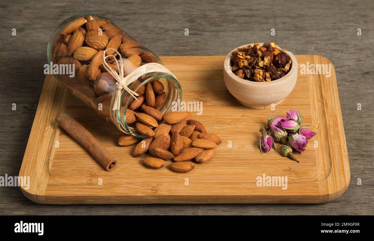 Mandelnüsse, die aus dem Glas verschüttet wurden Stockfoto