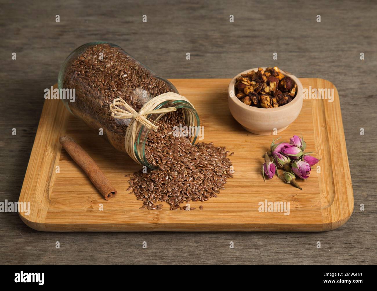 Leinsamen, aus dem Glas verschüttet Stockfoto