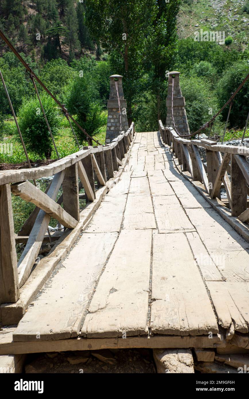 Hängebrücke im Dorf Shaikhanandah, Bumburet Valley, Pakistan Stockfoto