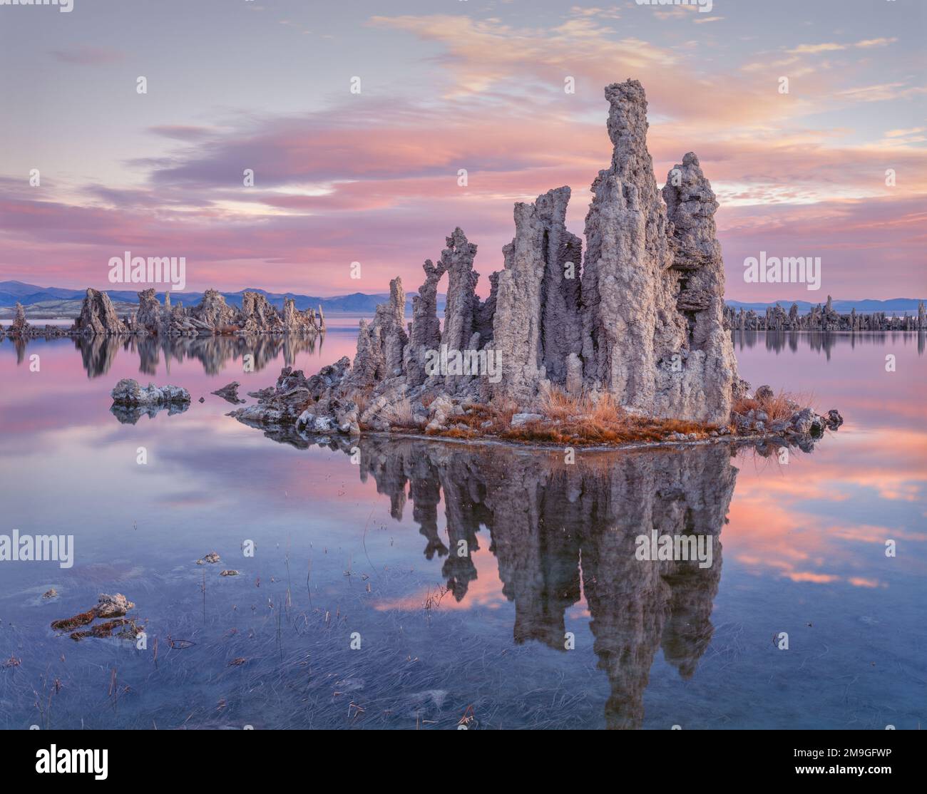 Tufa-Felsformationen im Mono Lake bei Sonnenaufgang, Mono Lake State Reserve, Kalifornien, USA Stockfoto