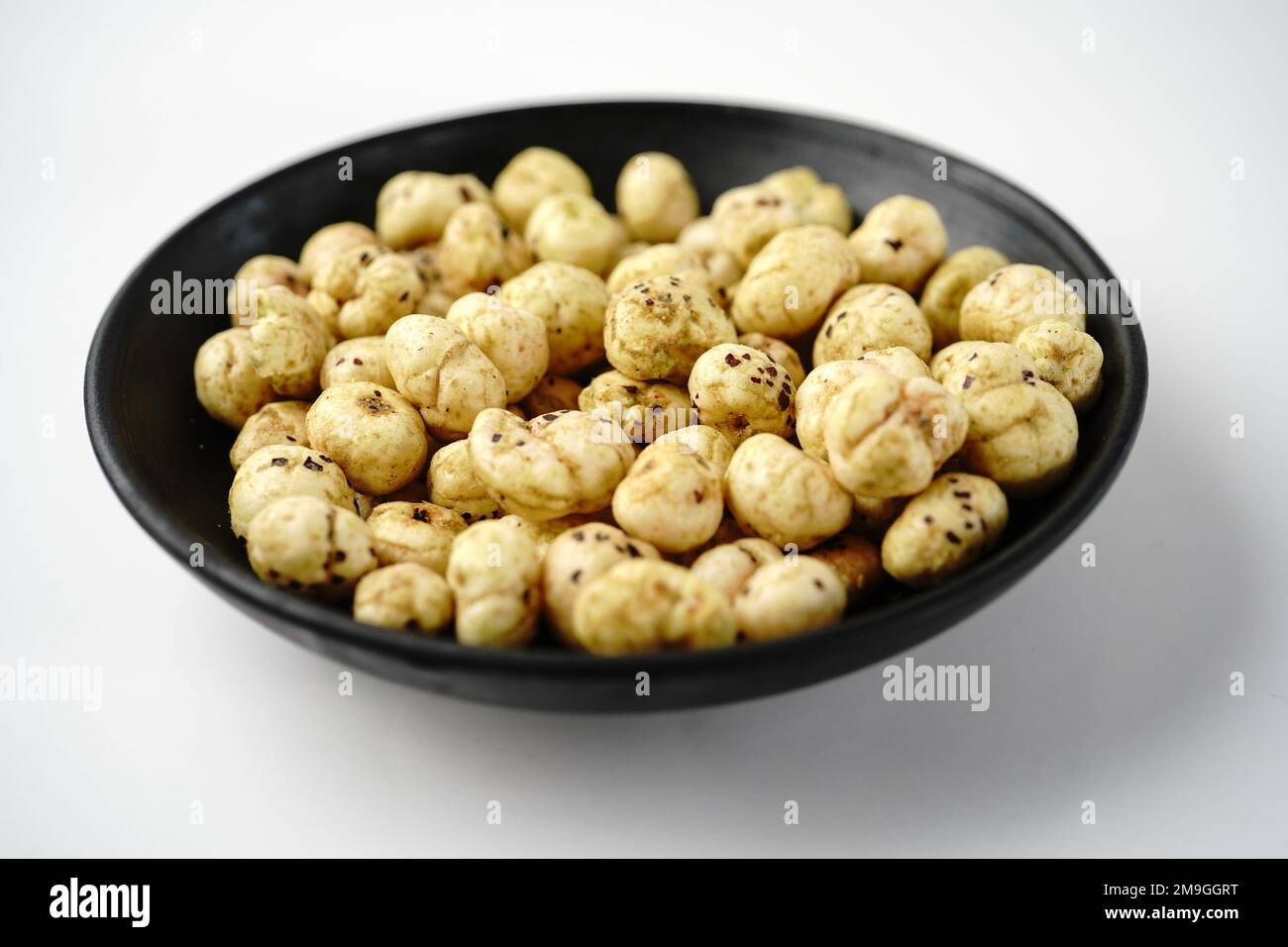 Makhana, auch als Lotus Seeds oder Fox Nuts bezeichnet, sind beliebte trockene Snacks aus Indien, die in einer Schüssel serviert werden Stockfoto