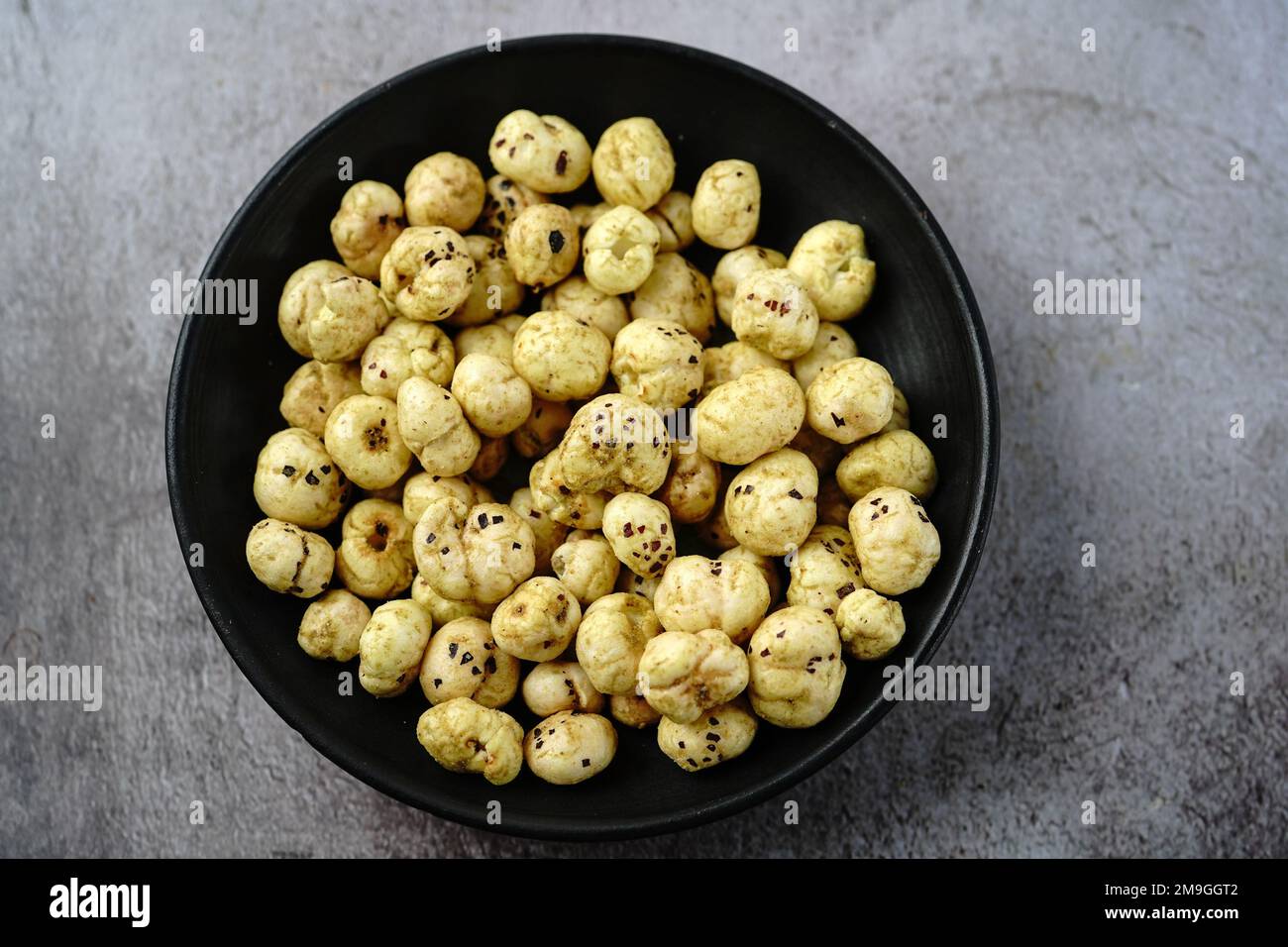Makhana, auch als Lotus Seeds oder Fox Nuts bezeichnet, sind beliebte trockene Snacks aus Indien, die in einer Schüssel serviert werden Stockfoto
