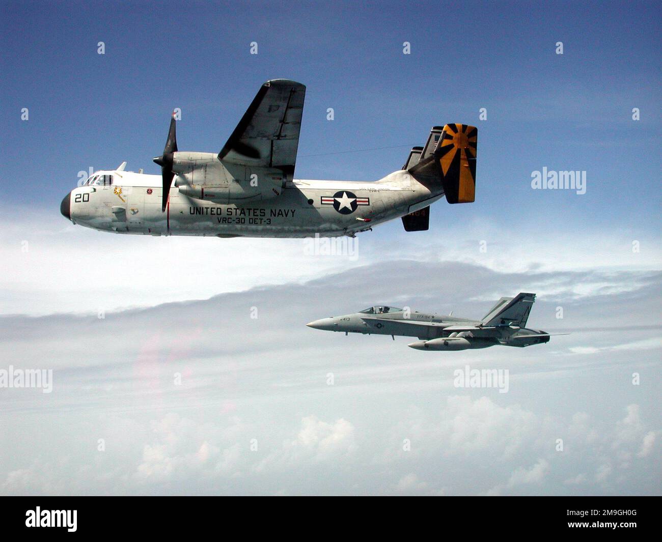 010901-N-0000L-001. Land: Unbekannte Szene, Hauptkommando: C-2A von VRC 30 und F/A-18 Stockfoto