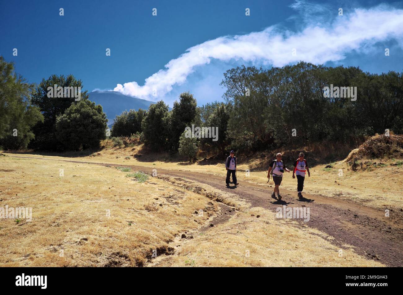 Wanderer auf einer Strecke während eines Ausbruchs des Ätna in Sizilien, Ätna-Nationalpark, Italien Stockfoto