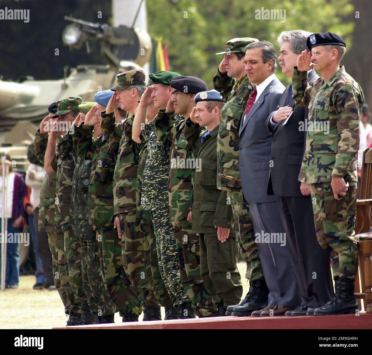 Militärische und zivile Führungspersönlichkeiten stehen während des Spiels der Nationalhymnen der neun Nationen, die an CABANAS 2001 teilgenommen haben. Die multinationale Friedensübung fand in Salta, Argentinien, statt. Bei dieser Übung handelt es sich um die größte gemeinsame und kombinierte Dienstübung in der Region, die sich auf eine Vielzahl von Friedenssicherungsaufgaben der N.N. konzentriert, darunter taktische Truppenbewegung, Verteilung von Nahrungsmitteln, Identifizierung und Kennzeichnung von Minen, zivil-militärische, Sicherheits- und Polizeieinsätze. Betrifft Operation/Serie: CABANAS 2001 Basis: Camp General Belgrano Staat: Salta Land: Argentinien (ARG) Szene Majo Stockfoto