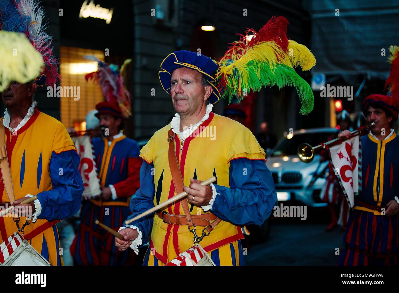 Florenz, Italien. Trommler und Trompeter führen während einer historischen Nachstellung durch die Straßen von Florenz zum Domplatz Piazza San Giovanni. 14. September 2014 David Smith/Alamy Stockfoto