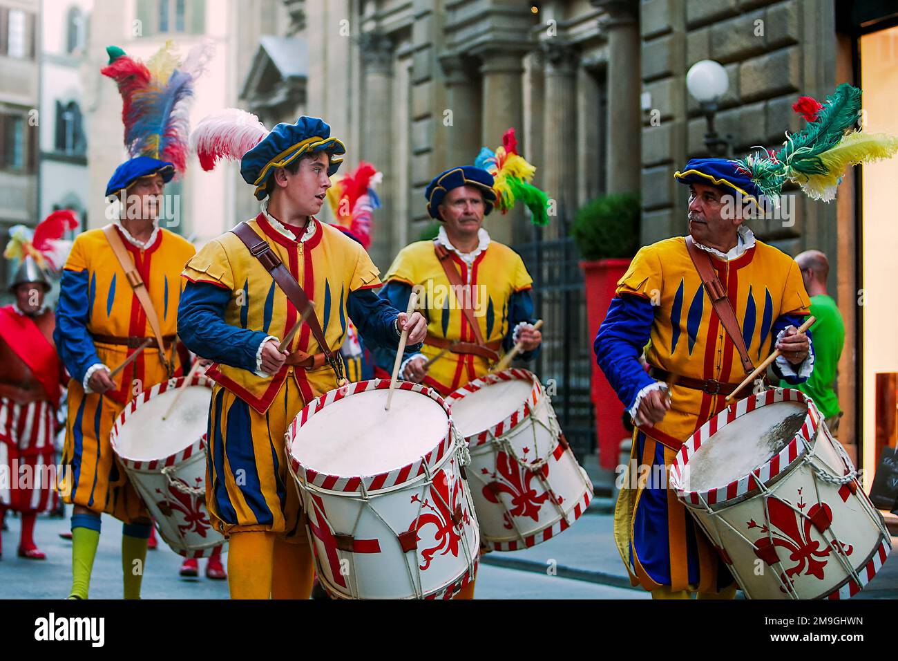 Florenz, Italien. Trommler und Trompeter führen während einer historischen Nachstellung durch die Straßen von Florenz zum Domplatz Piazza San Giovanni. 14. September 2014 David Smith/Alamy Stockfoto
