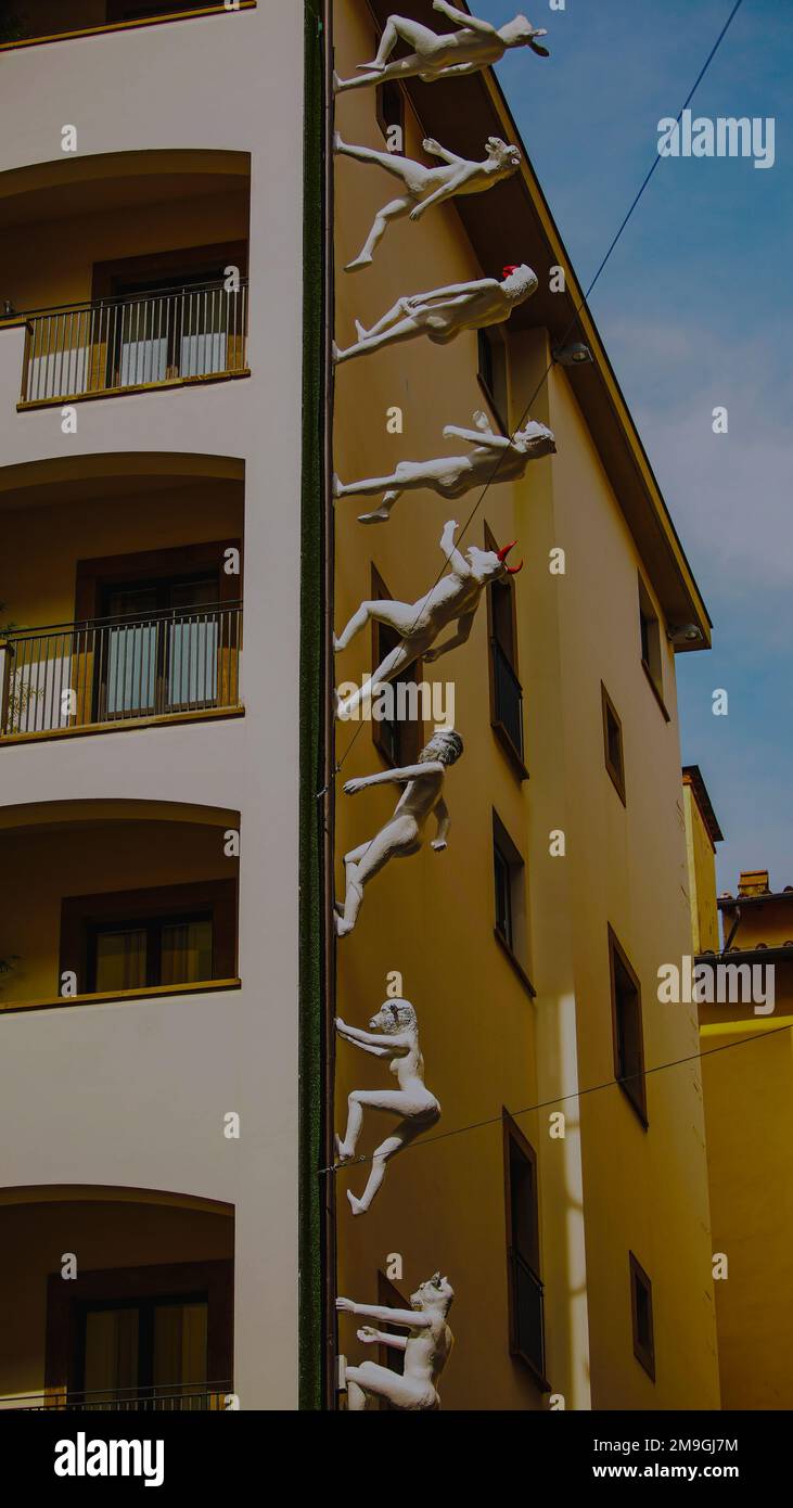 Florenz, Italien. Die Straßenkunstausstellung von Simone D’Auria in Vicolo dell’Oro, einer kleinen Gasse in der Nähe der Ponte Vecchio, ist bis zum 15. Januar 2015 zu sehen. Der italienische Künstler und Grafikdesigner schuf 18 weiße Statuen, halb Mensch, halb Tier, inspiriert von berühmten Figuren, die eine wichtige Rolle in der Entwicklung und Geschichte von Florenz spielten. 14. September 2014 Stockfoto