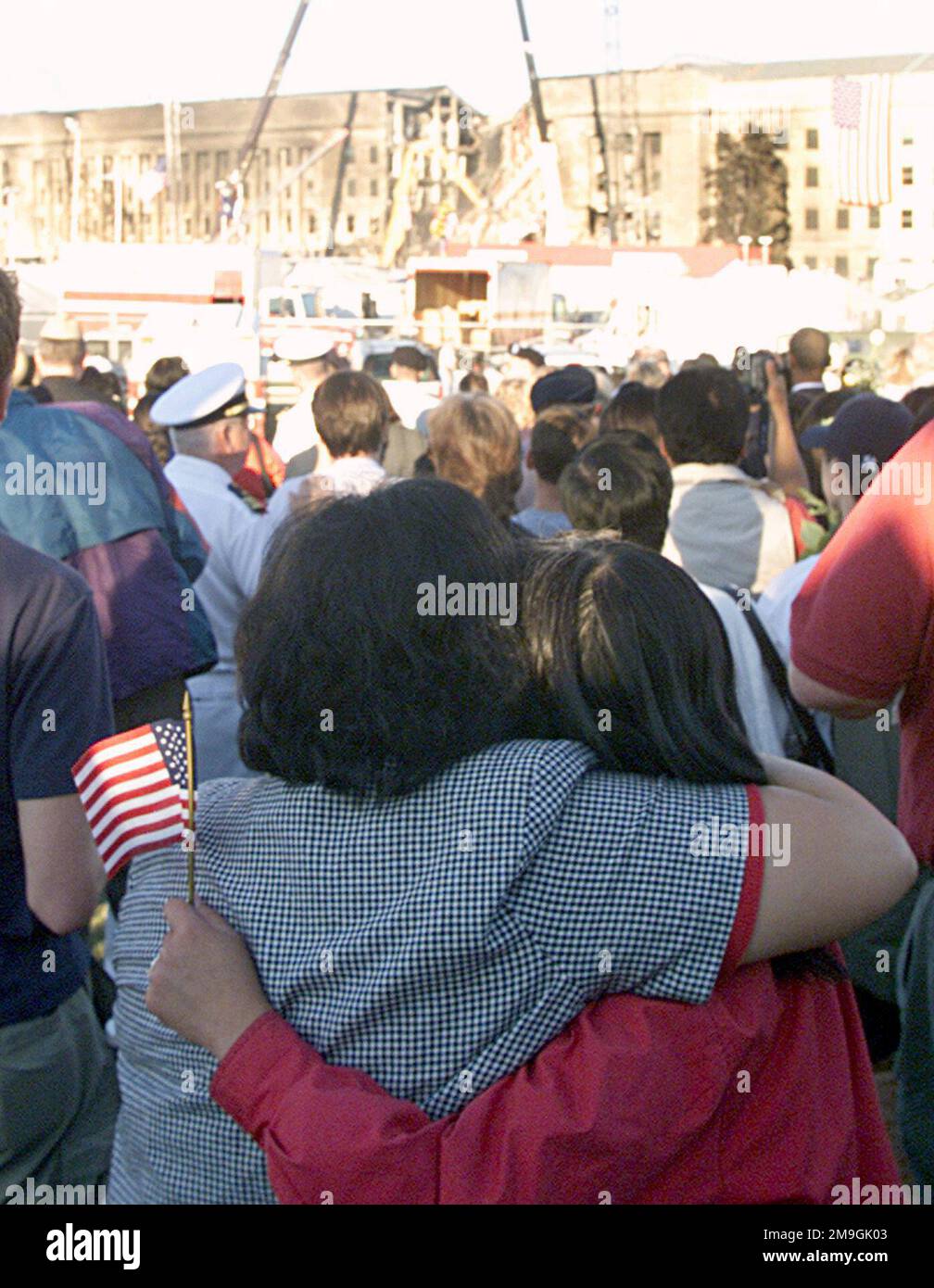 Während die Rettungs- und Wiederaufbaumaßnahmen fortgesetzt werden, versammeln sich am 15. September Familienmitglieder, um das Pentagon zu besuchen, um einen Blick auf die Gegend zu werfen, in der ihre Angehörigen bei einem Terroranschlag ums Leben kamen. Kurz nach 8 UHR AM 11. September 2001 entführten fünf Mitglieder der Al-Qaida, einer Gruppe fundamentalistischer Islamismuslimme, am Dulles International Airport außerhalb von Washington DC den American Airlines Flug 77, eine Boeing 757-200, um das amerikanische Volk zu erschrecken. Gegen 9:30 UHR flogen sie das Flugzeug und 64 Passagiere auf die Seite des Pentagon. Der Pentagon-Angriff folgte einem ähnlichen Angriff, zwei entführte Pässe Stockfoto