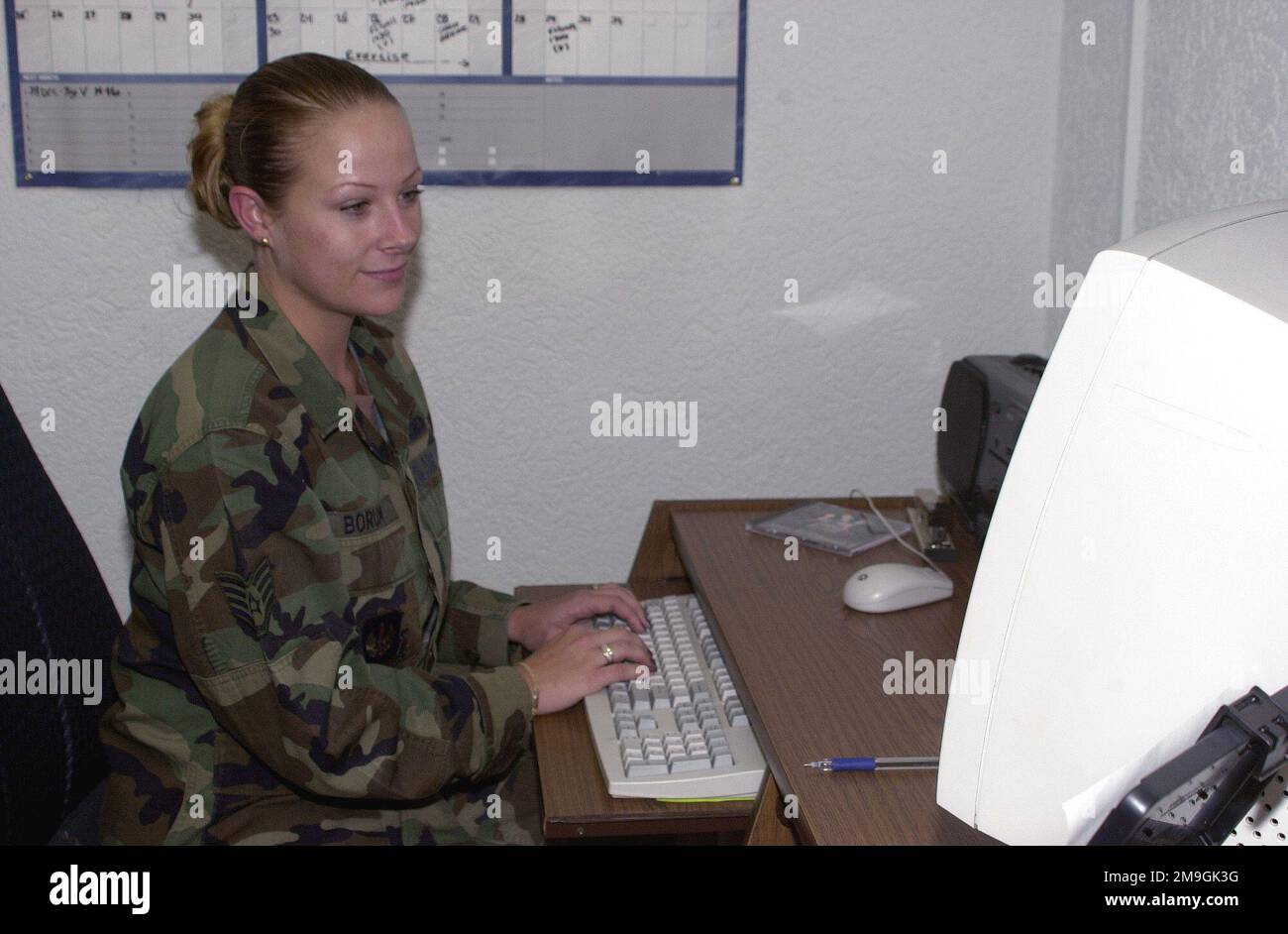 STAFF Sergeant Angie Borum, USAF, 86. Mission Support Squadron auf dem Luftwaffenstützpunkt Ramstein, Deutschland, hält das gesamte Personal auf dem Laufenden, indem er die Verantwortlichkeit aufrechterhält und alle Battlestaff Messages aktualisiert. Stützpunkt: Luftwaffenstützpunkt Ramstein Bundesstaat Rheinland-Pfalz Land Deutschland / Deutschland (DEU) Hauptkommando gezeigt: USAFE Stockfoto