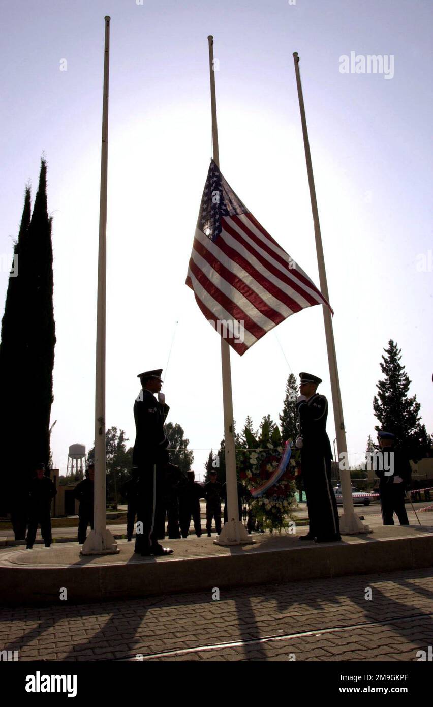 010921-F-9269H-005. [Complete] Szene Caption: SENIOR AIRMAN Robert Cook, USAF, (links), und SENIOR AIRMAN Jason Fields, USAF, 39. Wing Honor Guard-Mitglieder, bereiten Sie sich darauf vor, die amerikanische Flagge von der Hälfte des Personals an die Spitze zu hissen, bevor Sie sie während einer Zeremonie am 21. September 2001 absenken, Incirlik Air Base, Türkei. Die Flagge wurde seit dem 11. September 2001 auf halber Personalstärke geflogen, um die Opfer der Terroranschläge auf die Vereinigten Staaten zu ehren. Kurz nach 8 UHR (EST) am 11. September 2001 in dem Versuch, das amerikanische Volk zu erschrecken, starteten Terroranschläge auf die World Trade Centers Twin Towers und Stockfoto