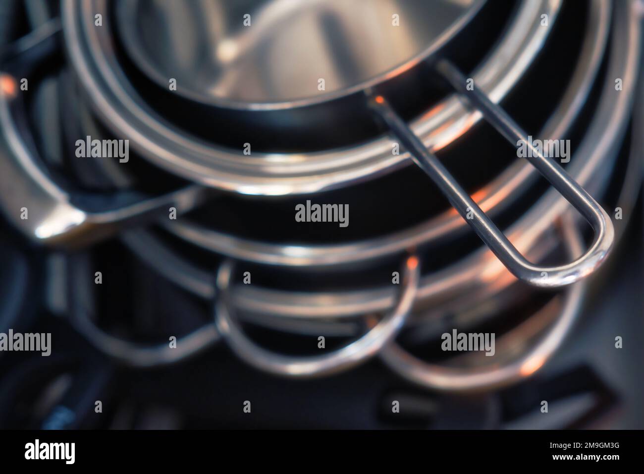 Nahaufnahme einer Reihe von Stahltöpfen Stockfoto