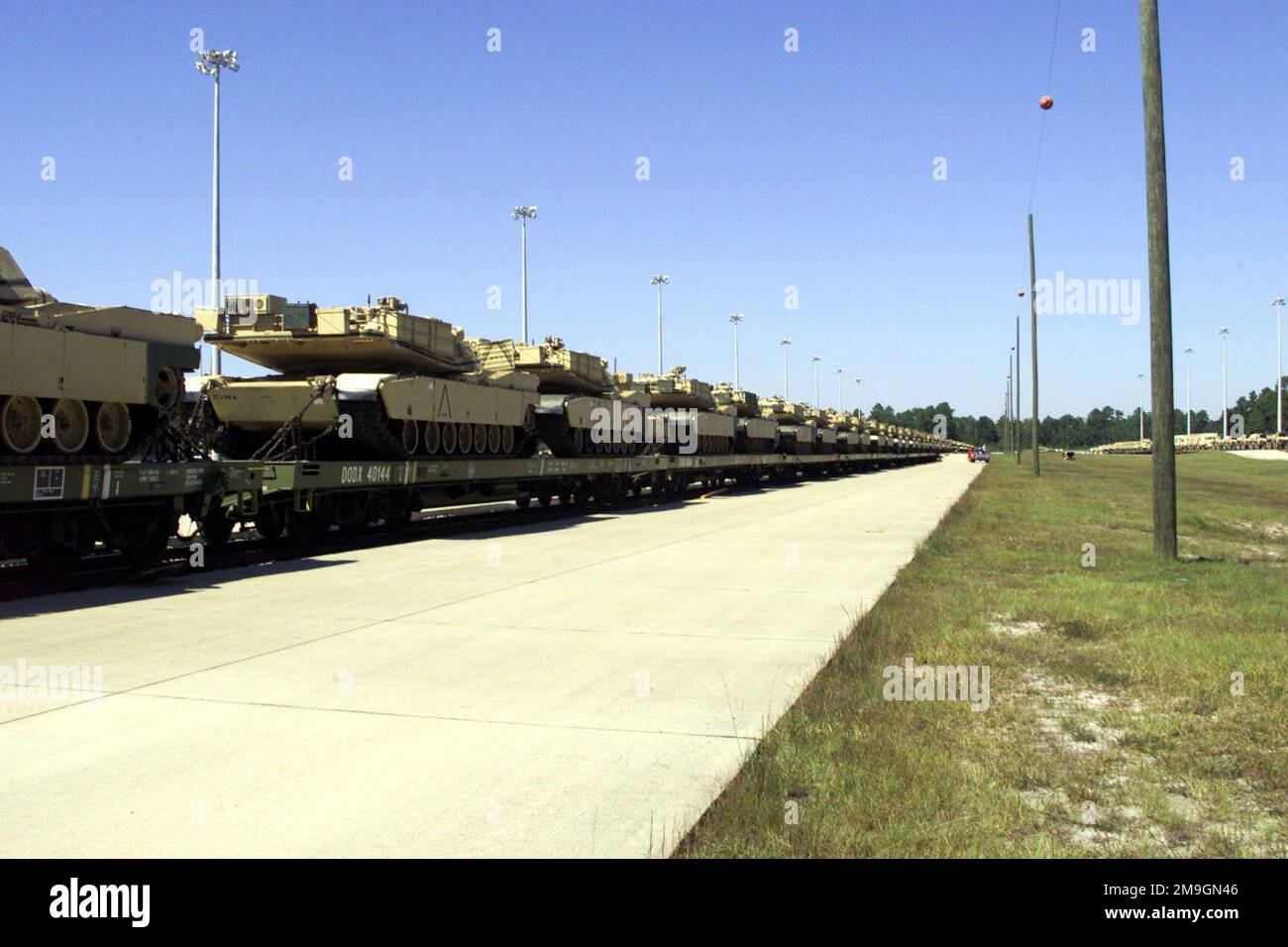 US Army (USA) M1A1 Abrams Main Battle Tanks (MBT) aus dem 1. Bataillon, 64. Panzerregiment, gesichert auf Gleiskarren im Rangierbahnbereich in Fort Stewart, Georgia. Basis: Fort Stewart Bundesstaat: Georgia (GA) Land: Vereinigte Staaten von Amerika (USA) Stockfoto