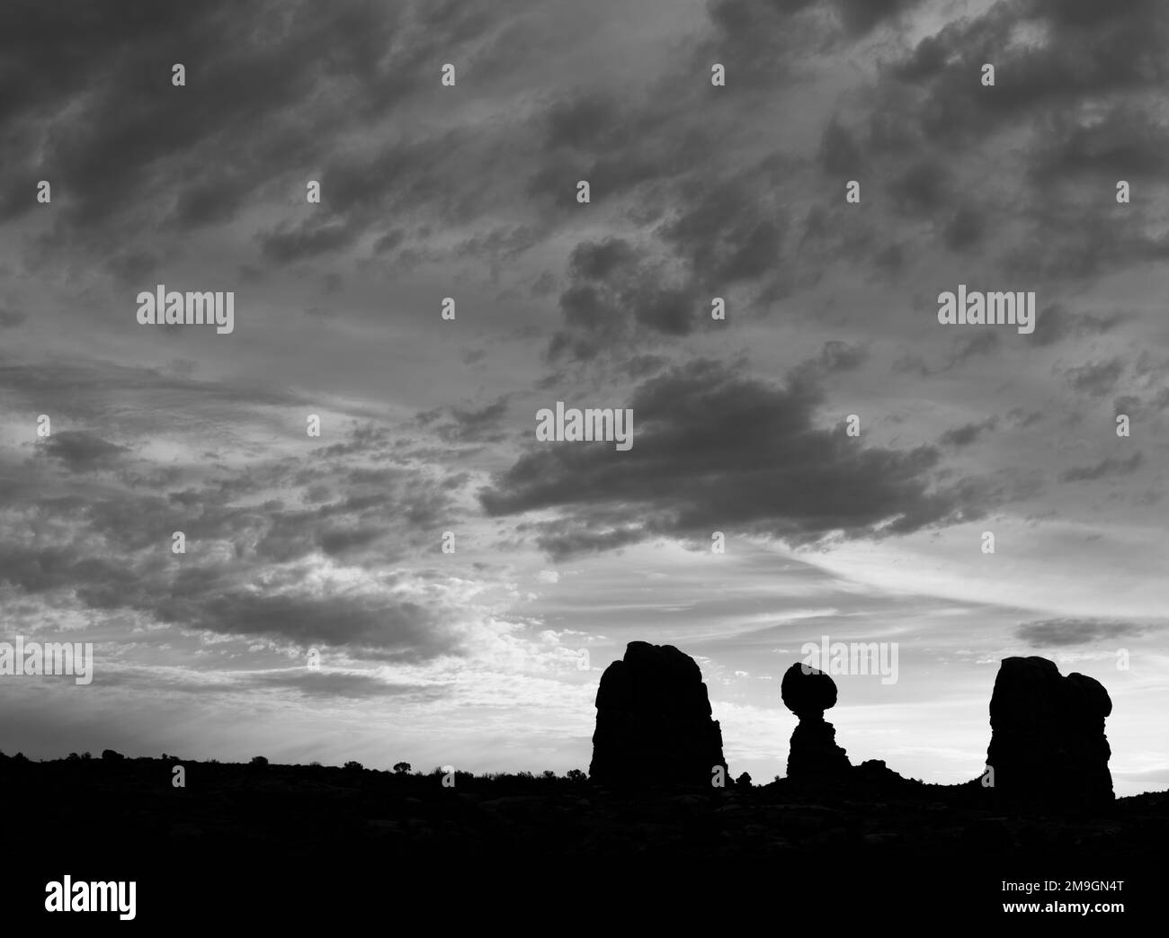 Schwarz-weiße Landschaft mit Silhouetten in der Wüste, Monument Valley, Arizona, USA Stockfoto