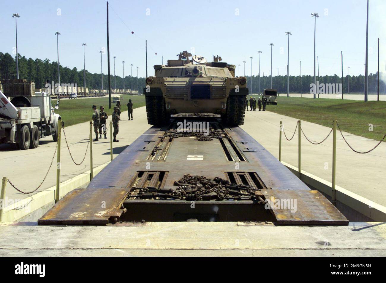 Ein M1A1 Abrams Main Battle Tank (MBT) der US Army (USA) aus dem 1. Bataillon, 64. Panzerregiment, wird im Rangierbereich von Fort Stewart, Georgia, auf einen flachen Eisenbahnwagen geladen. Basis: Fort Stewart Bundesstaat: Georgia (GA) Land: Vereinigte Staaten von Amerika (USA) Stockfoto