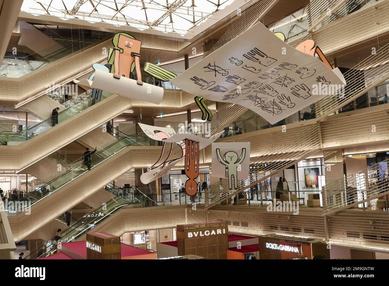 TOKIO, JAPAN - 18. Januar 2023: Ginza Six Einkaufszentrum einschließlich Jean Julliens Installation „The Departure“. Stockfoto