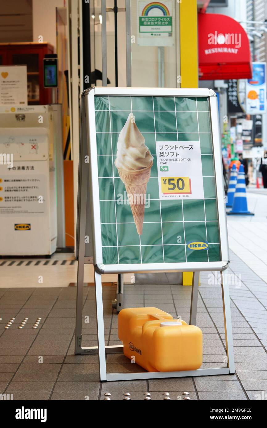 TOKIO, JAPAN - 11. Oktober 2022: Ein Schild, auf dem neben einem Ikea-Geschäft in der Gegend von Tokio Shibuya für pflanzliches Eis geworben wird. Stockfoto