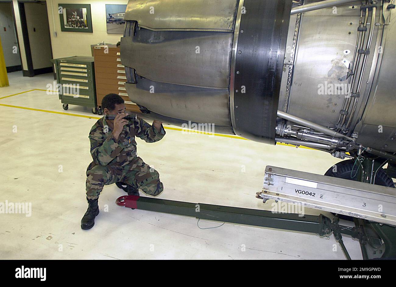 IN Zusammenarbeit mit der Operation Noble Eagle führt MASTER Sergeant Larry Anderson, ein Flugmaschinenmechaniker für den 192. Kampfflugflügel (FW), eine Inspektion der variablen Düse am Nachbrenner eines General Electric F110-GE-100-Düsentriebwerks für einen F-16C Fighting Falcon durch. Die 192 FW befindet sich außerhalb von Richmond in Sandston, Virginia. ADLER ist eine teilweise Mobilisierung der Reserven für Heimatschutz- und zivile Unterstützungsmissionen als Reaktion auf die Terroranschläge vom 11. September 2001 im New Yorker World Trade Center und im Pentagon. Subjekt Operation/Serie: ADLER Stockfoto