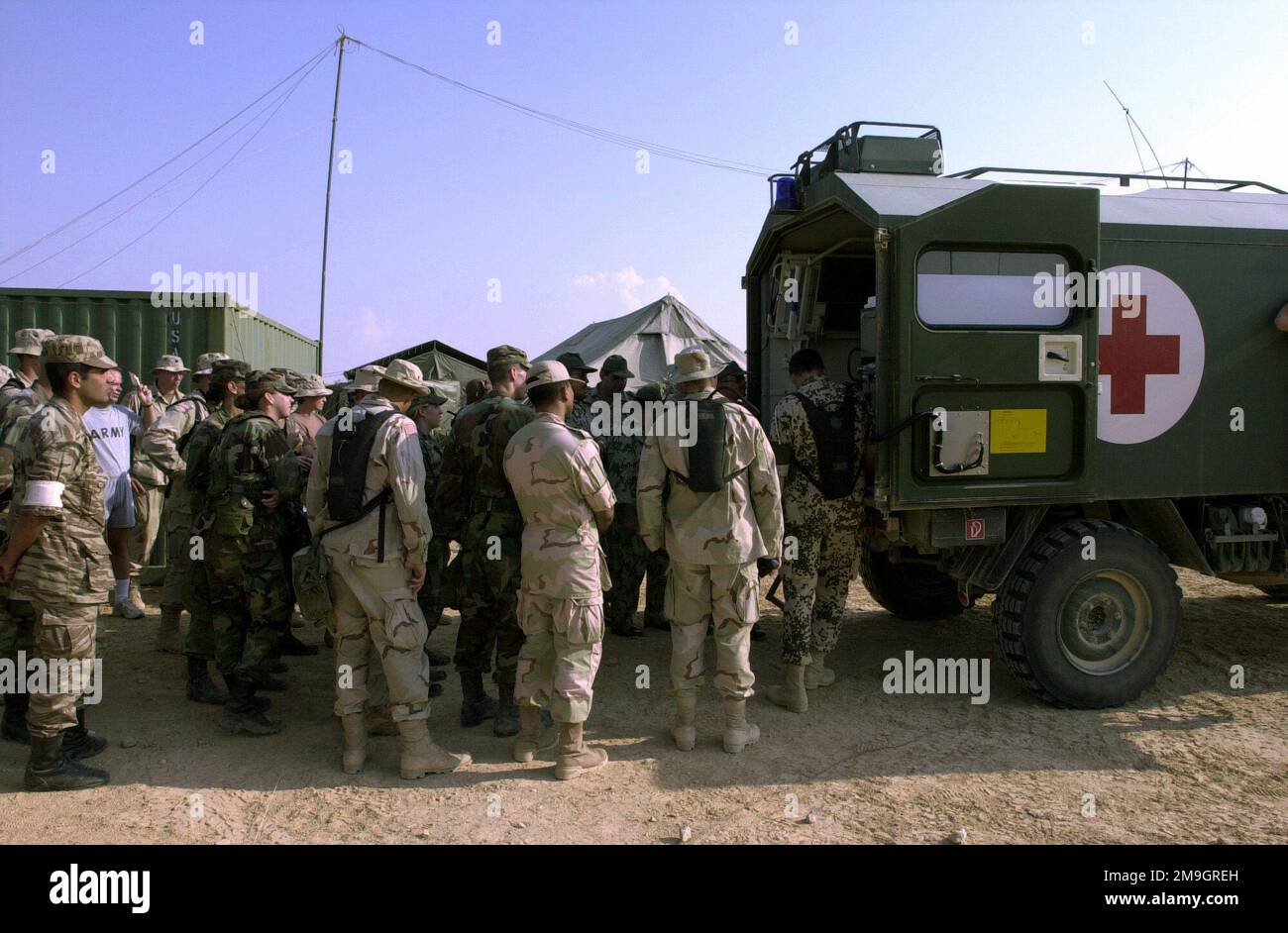 011008-F-5114B-042. [Complete] Szene Caption: Im Nebel der Gruppe, deutscher Armee, Major Johannes Backus, M.D., Deutsche Division Special Operations, Regensburg, Deutschland, teilt Informationen und zeigt, wie das Innere des deutschen Krankenwagens aussieht, an medizinisches Personal des 14. Field Hospital, Fort Benning, Georgia. Sie nehmen an der BRIGHT STAR 01-02 Übung in Mubarak Military City Teil. BRIGHT STAR ist eine multinationale Übung, an der mehr als 74.000 Soldaten aus 44 Ländern beteiligt sind und die darauf abzielt, die regionale Stabilität und die militärische Zusammenarbeit zwischen der EU zu verbessern Stockfoto