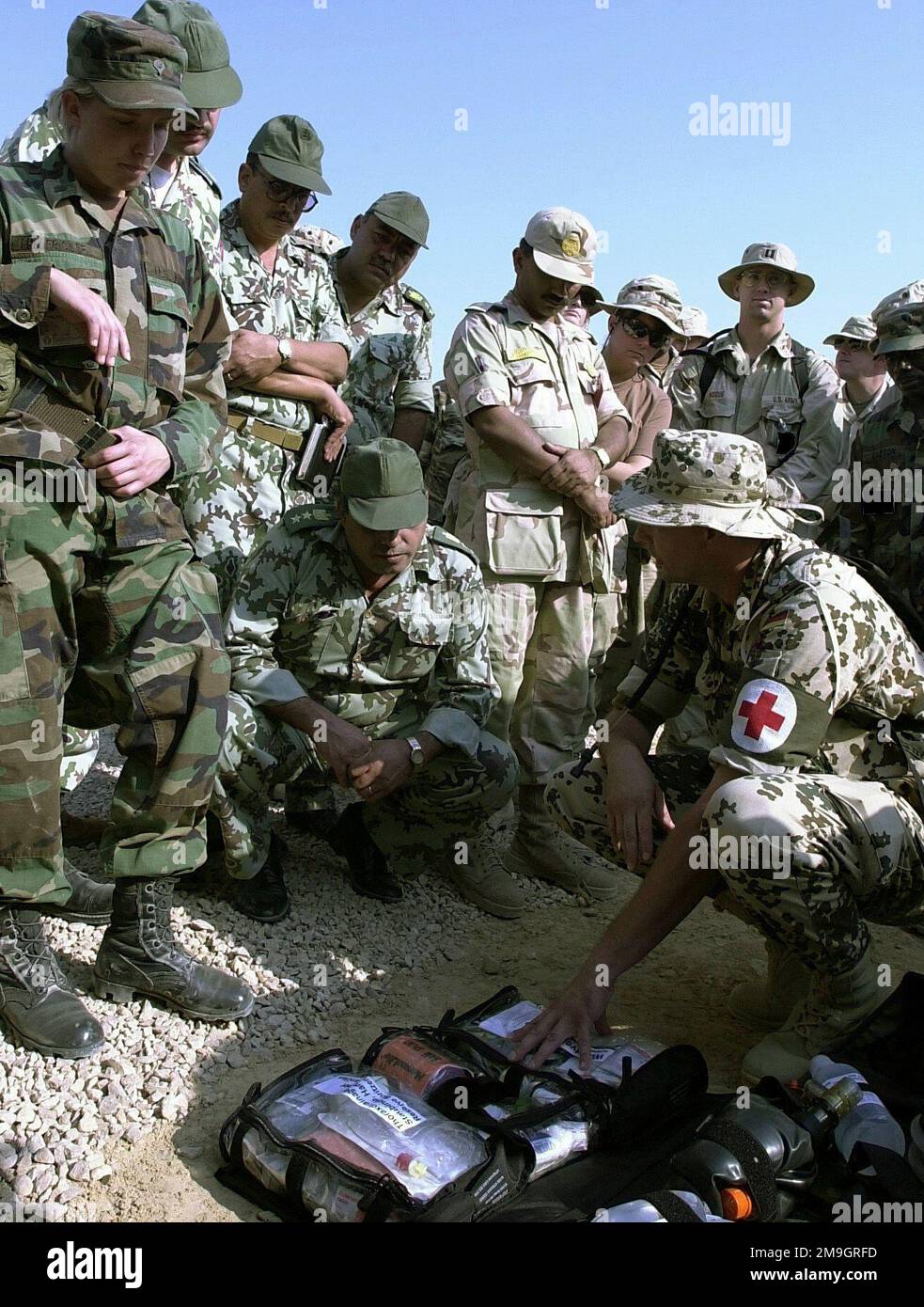 011008-F-5114B-025. [Complete] Szene Caption: Major Johannes Backus, M.D., Deutsche Abteilung Spezialeinsätze, Regensburg, Deutschland, zeigt medizinisches Personal aus verschiedenen Ländern, einschließlich der USA und Ägypten, was der deutsche medizinische Rucksack enthält. Die Demonstration ist für Militärpersonal, das an der BRIGHT STAR 01-02 Übung in der Militärstadt Mubarak teilnimmt. BRIGHT STAR ist eine multinationale Übung, an der mehr als 74.000 Truppen aus 44 Ländern beteiligt sind, die darauf ausgelegt ist, die regionale Stabilität und die militärische Zusammenarbeit zwischen den USA, unseren wichtigsten Verbündeten, an, zu verbessern Stockfoto