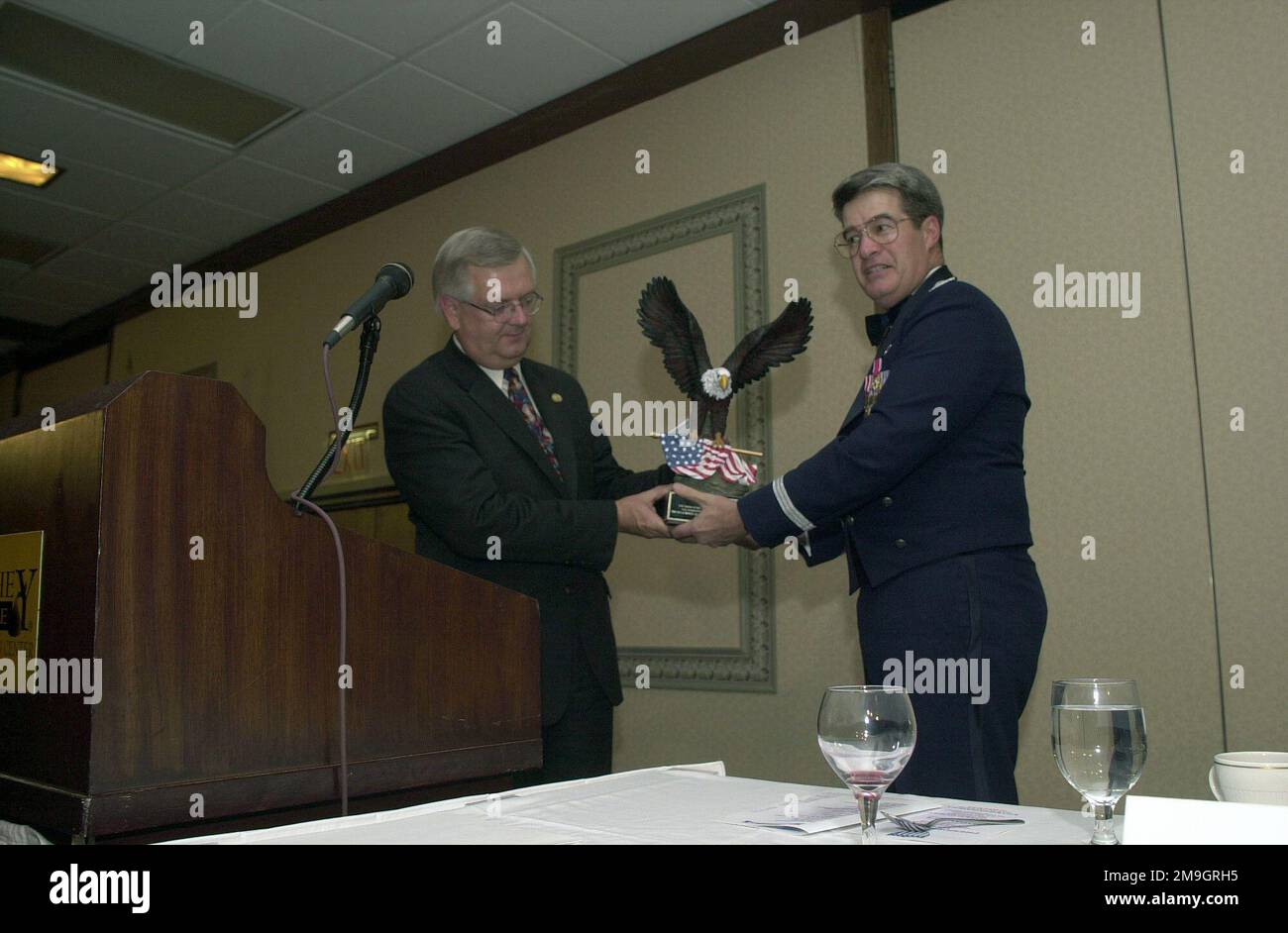 Abgeordneter Curt Weldon akzeptiert die Statue eines Adlers mit der Flagge von Brigadegeneral Steven Speer, USAF, Befehlshaber des 193. Spezialeinsatzflügels. Die Statue wurde als Dankeschön für die Rede vor dem 193.s Dining Out am Samstag, den 13. Oktober 2001, verliehen. Basis: Middletown State: Pennsylvania (PA) Country: United States of America (USA) Scene Major Command gezeigt: ANG Stockfoto