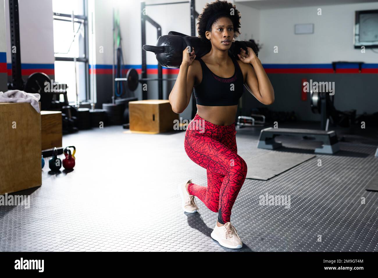 afroamerikanerin beim Training und Tragetasche im Fitnessstudio Stockfoto